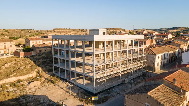Vista aérea con dron de una obra de construcción en seguimiento